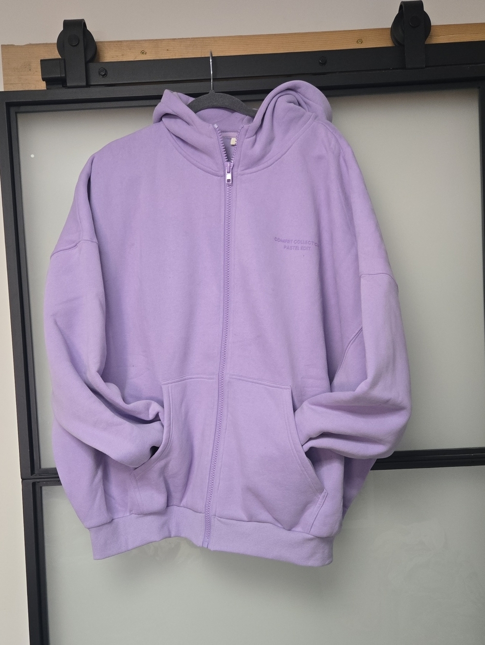 COMFRT ZIP HOODIE. SIZE XL